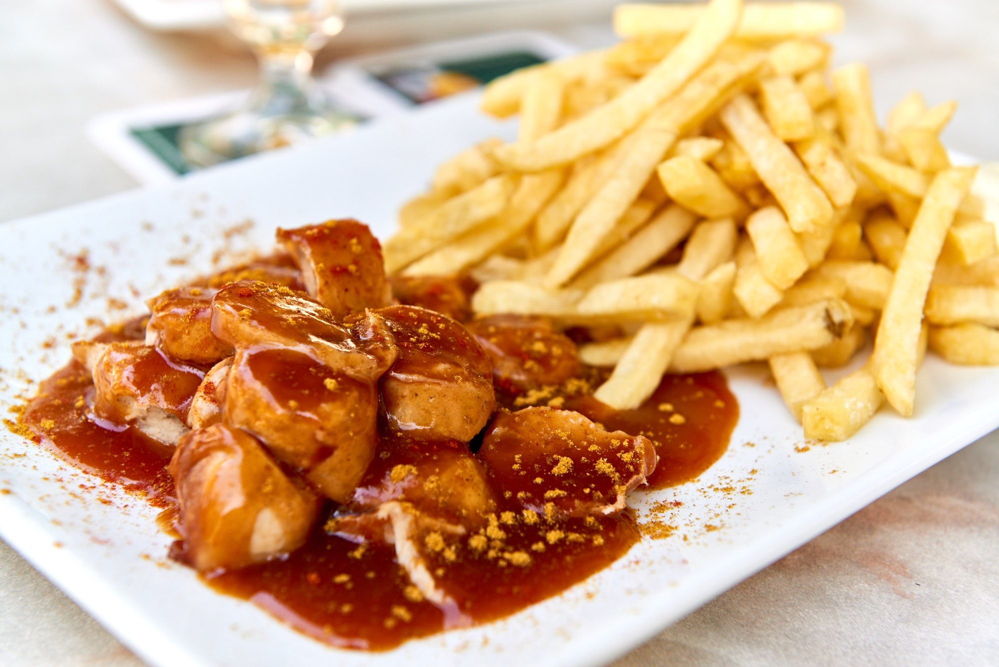 Das Foto zeigt Currywurst-Pommes im Ruhrgebiet
