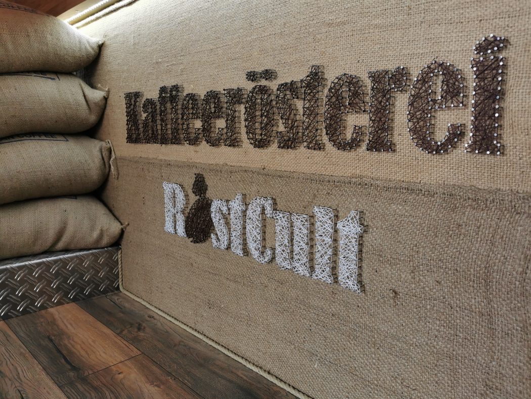 Das Foto zeigt die Thekendekoration der Kaffeerösterei RöstCult in Duisburg