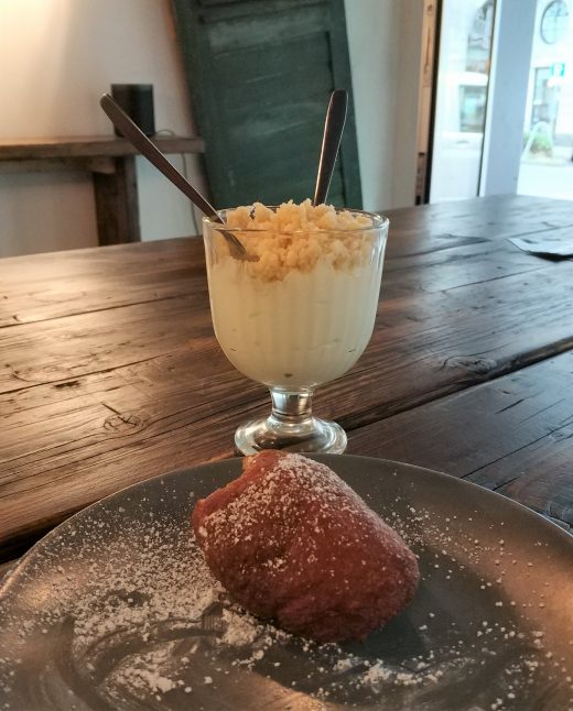 Das Foto zeigt Joghurt mit Couscous im Mataa’s Kitchen in Dortmund