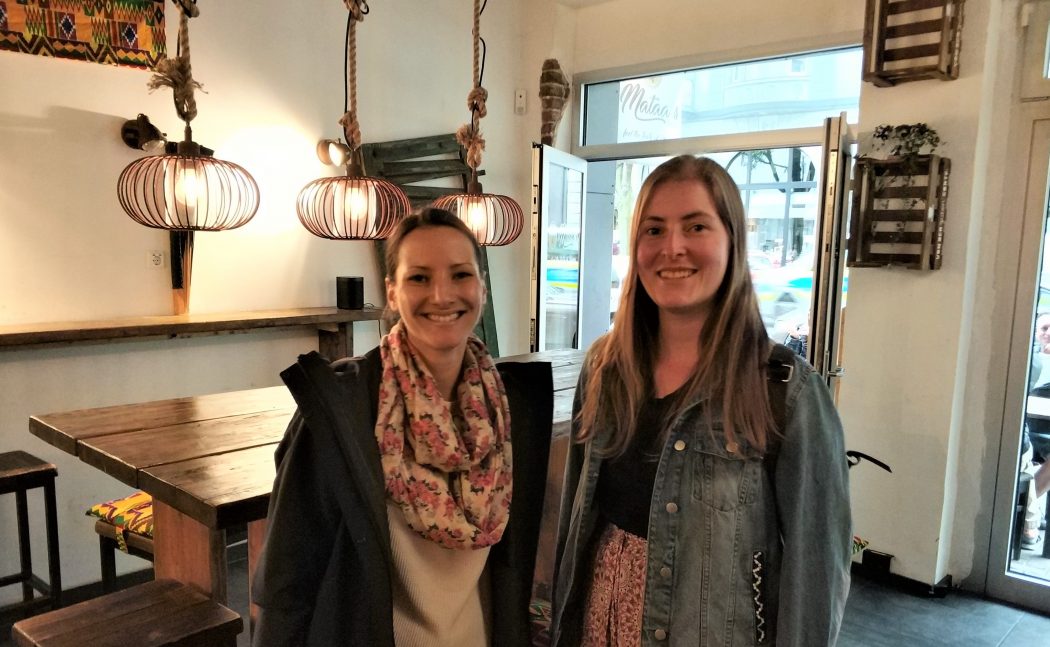 Das Foto zeigt Laura und Melissa im Mataa’s Kitchen in Dortmund