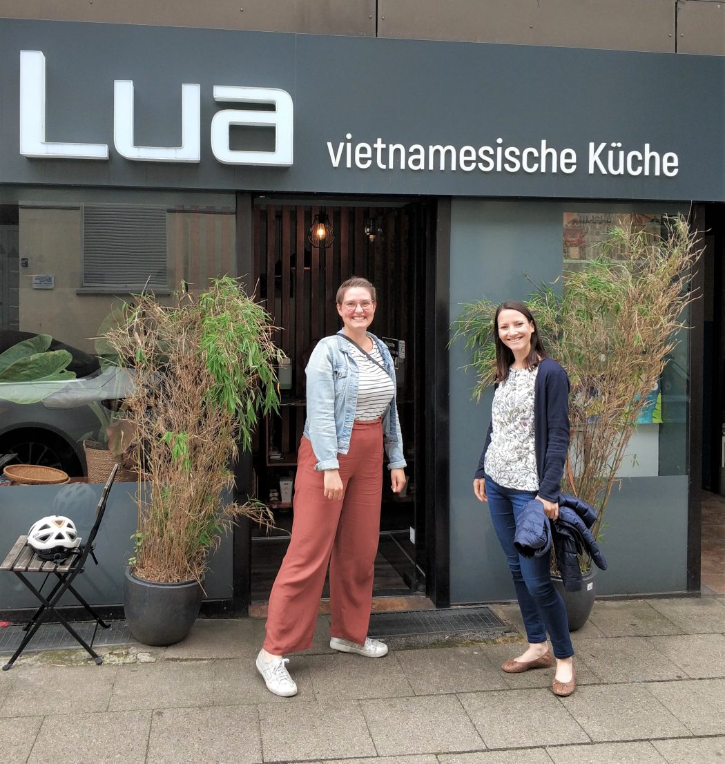 Das Foto zeigt Laura und Johanna vorm LUA in Essen