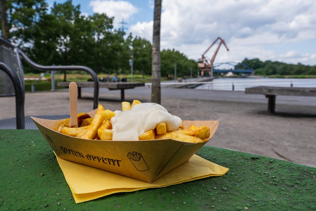 Das Foto zeigt Currywurst-Pommes am Preußenhafen in Lünen