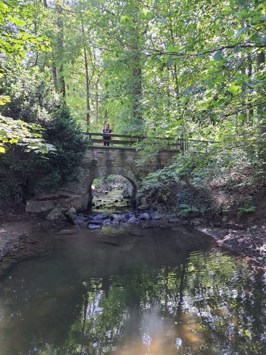 Das Foto zeigt Melissa auf einer Brücke auf dem Kettwiger Panoramasteig