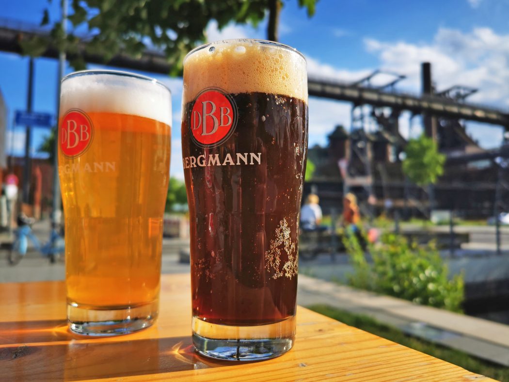 Das Foto zeigt Bergmann Bier an der Stehbierhalle der Bergmann Brauerei in Dortmund