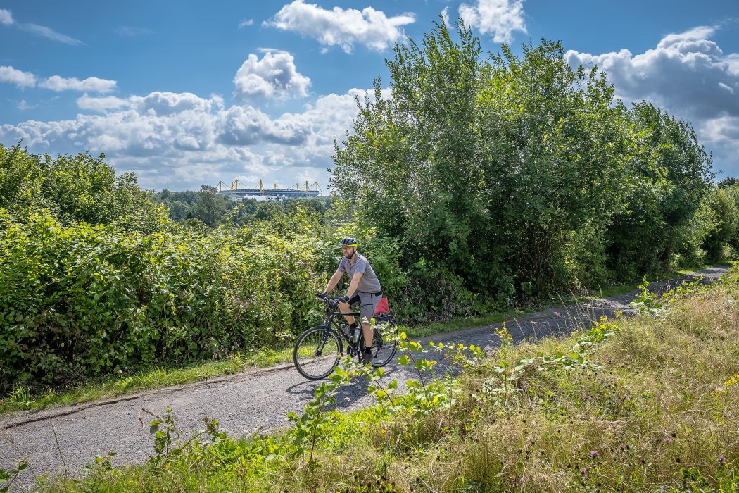 Das Foto zeigt Jochen bei seiner Radtour durch Dortmund mit Blick auf den Signal Iduna Park