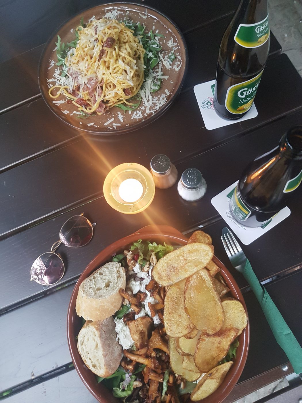 Das Foto zeigt einen Salat und Nudeln im Grünen Salon in Dortmund