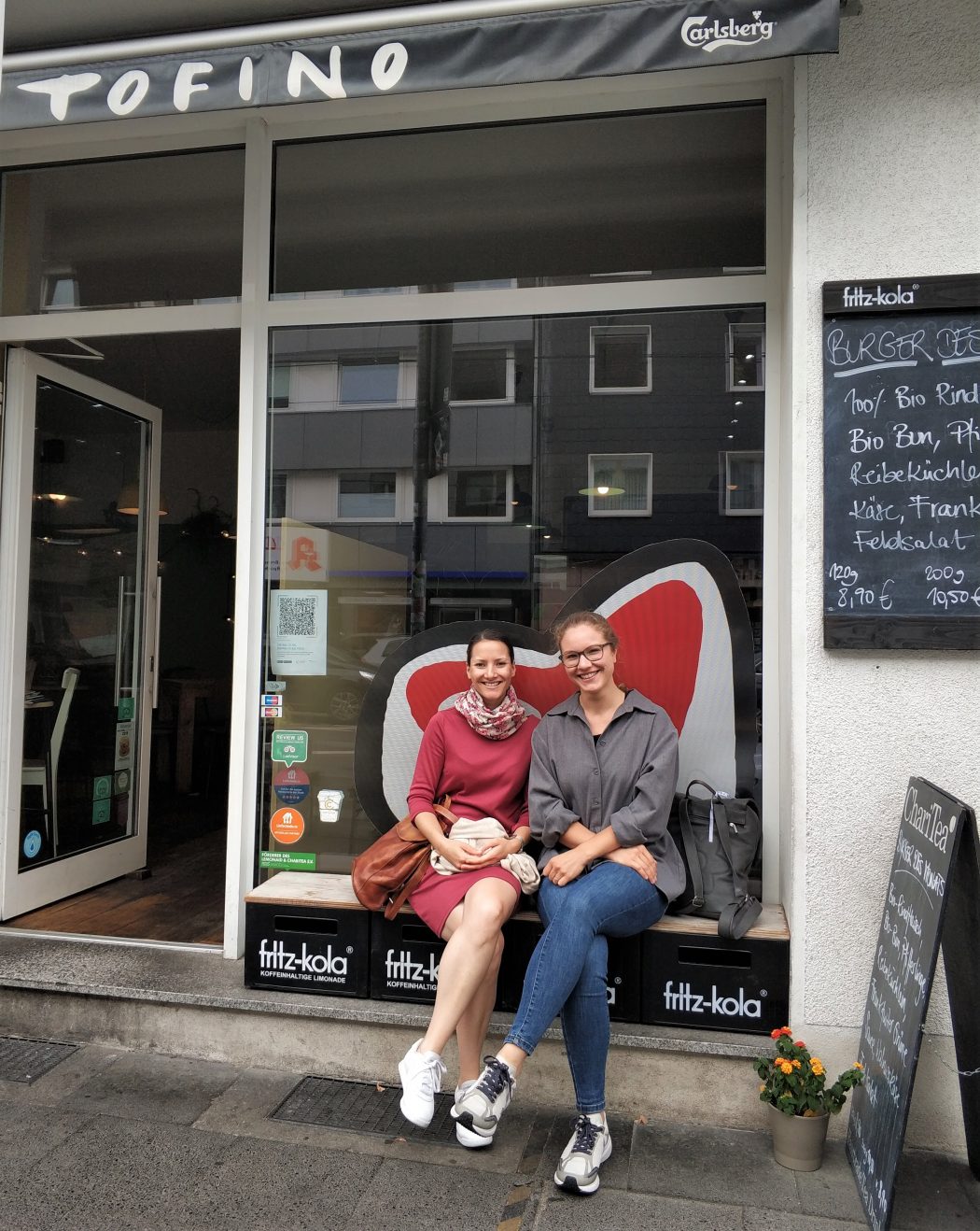 Das Foto zeigt Laura und Christin vorm Tofino in Essen