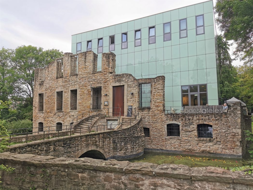 Das Foto zeigt das Haus Weitmar in Bochum, in den sich die Kaffeerösterei Baristoteles befindet