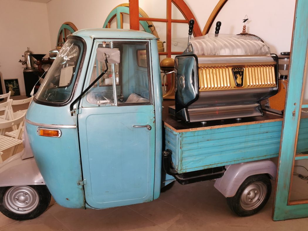 Das Foto zeigt eine Piaggio Ape mit Kaffeemaschine im Trauzimmer der Kaffeerösterei Bristoteles in Bochum