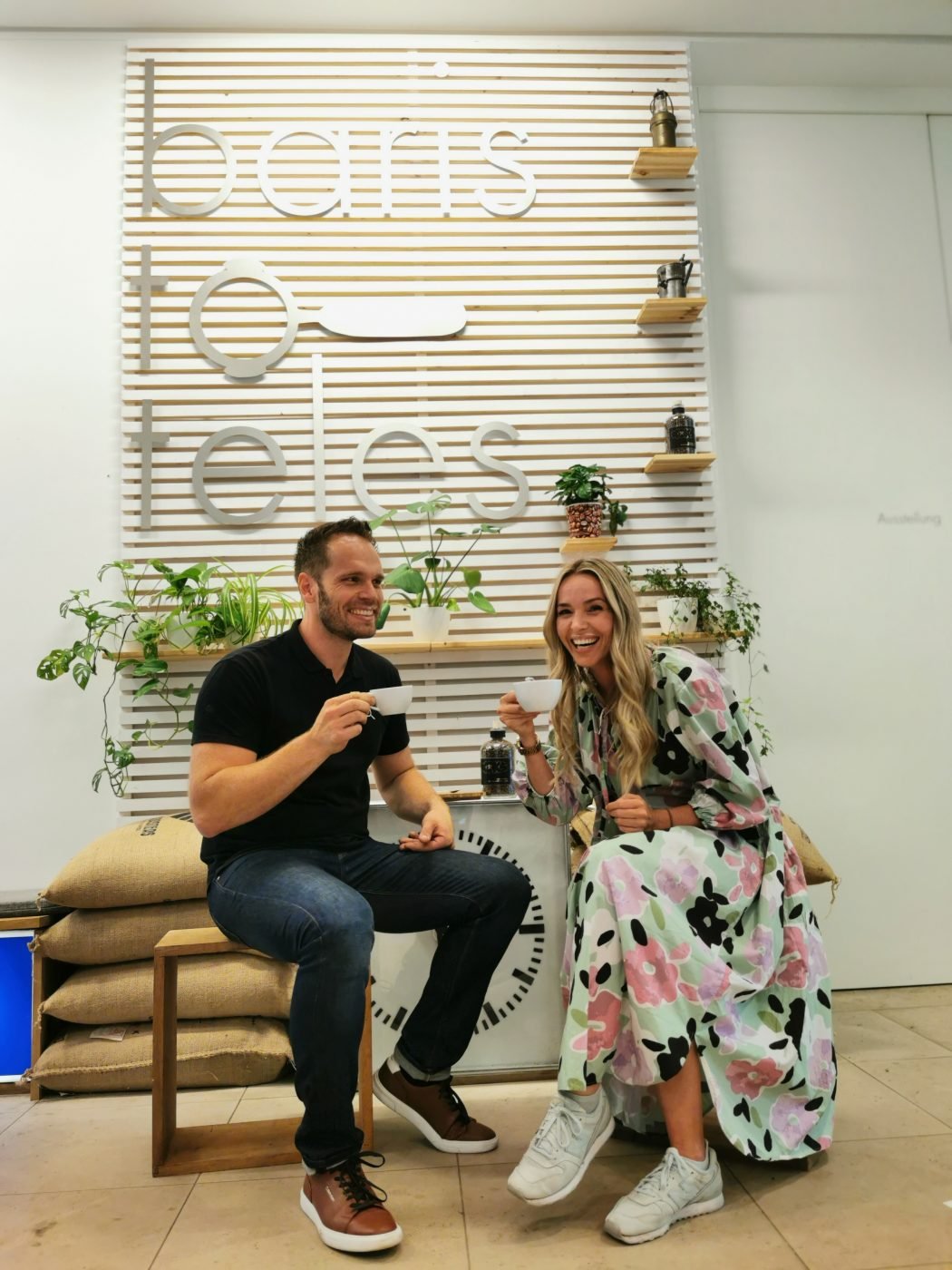 Das Foto zeigt Sandra zusammen mit Simon, dem Betreiber der Kaffeerösterei Bristoteles in Bochum