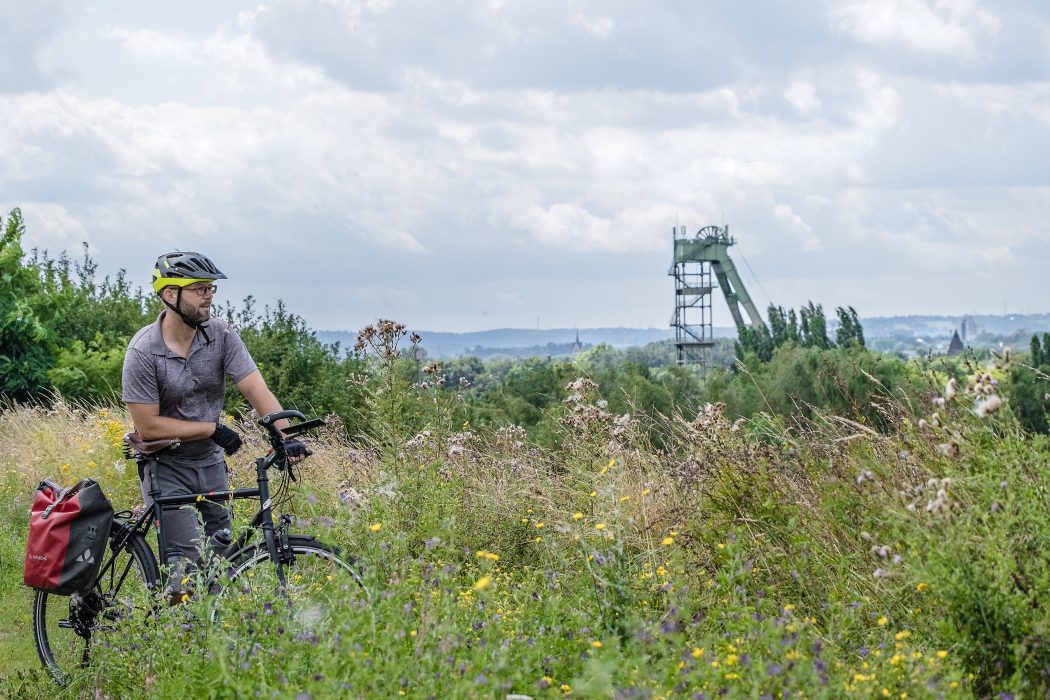 Das Foto zeigt Jochen bei seiner Radtour durch Dortmund auf dem Deusenberg mit Blick auf die Zeche Hansa