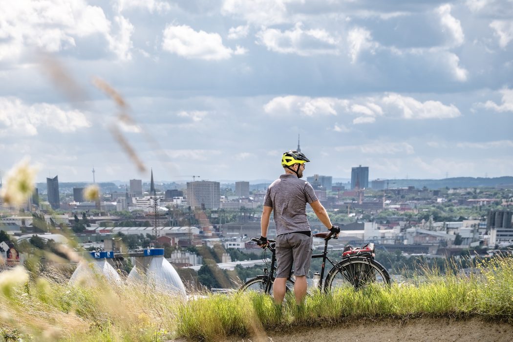 Das Foto zeigt Jochen bei seiner Radtour durch Dortmund mit Ausblick auf die Skyline von Dortmund