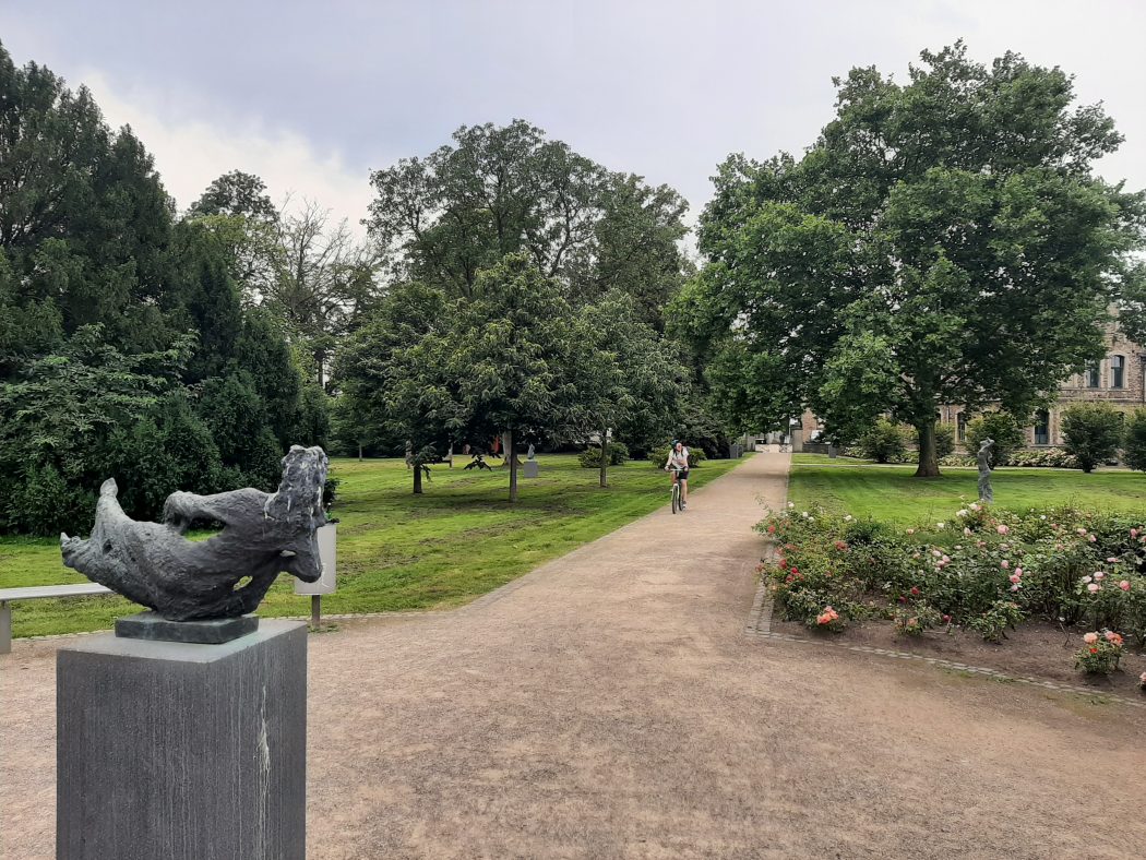 Das Foto zeigt den Skulpturenpark des Haus Opherdicke in Holzwickede