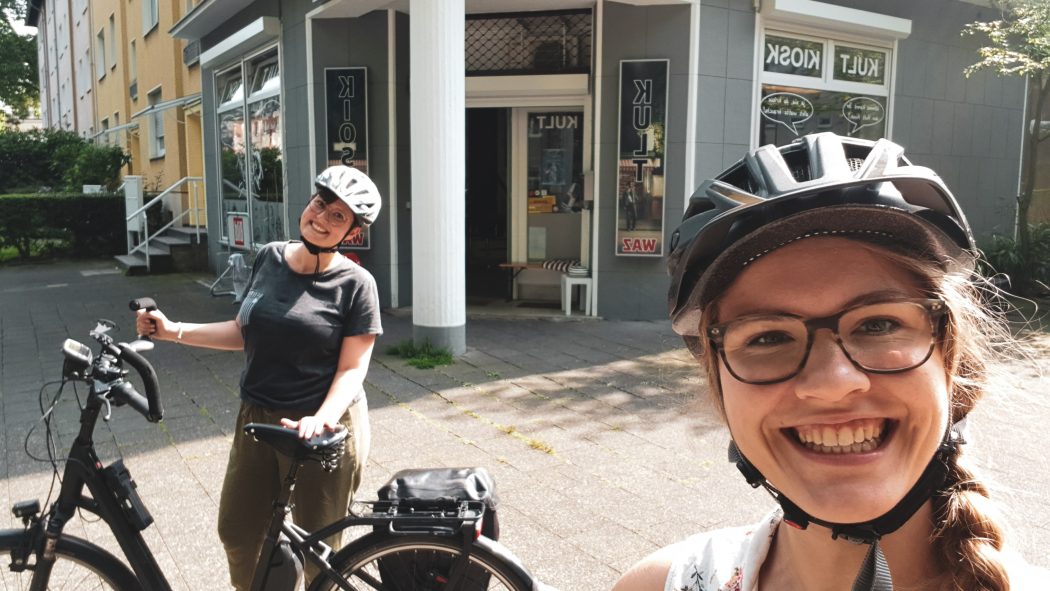 Das Foto zeigt Johanna und Christin vor einer Bude im Ruhrgebiet