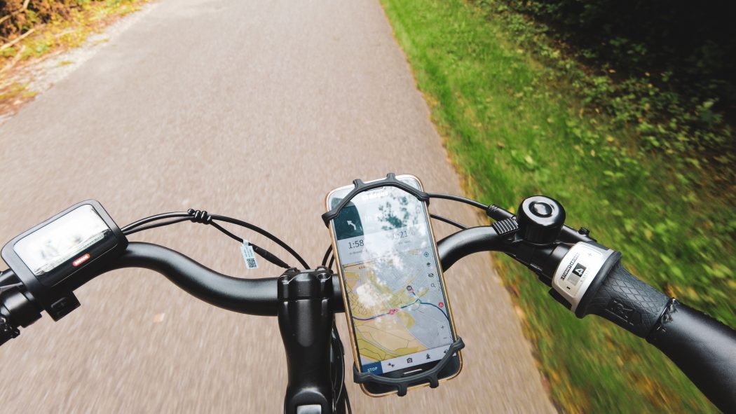 Das Foto zeigt ein Fahrrad mit Navigations-App auf dem Handy