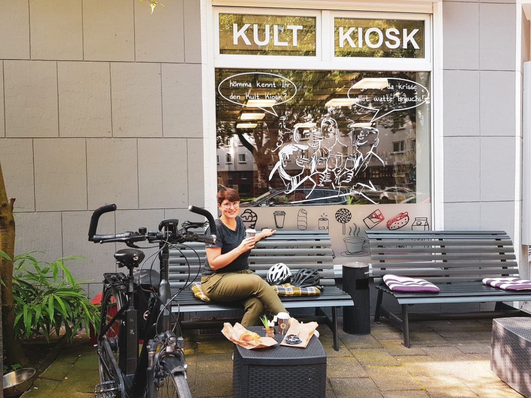 Das Foto zeigt Johanna mit Kaffee und Brötchen am Kultkiosk am Freigrafendamm in Altenbochum