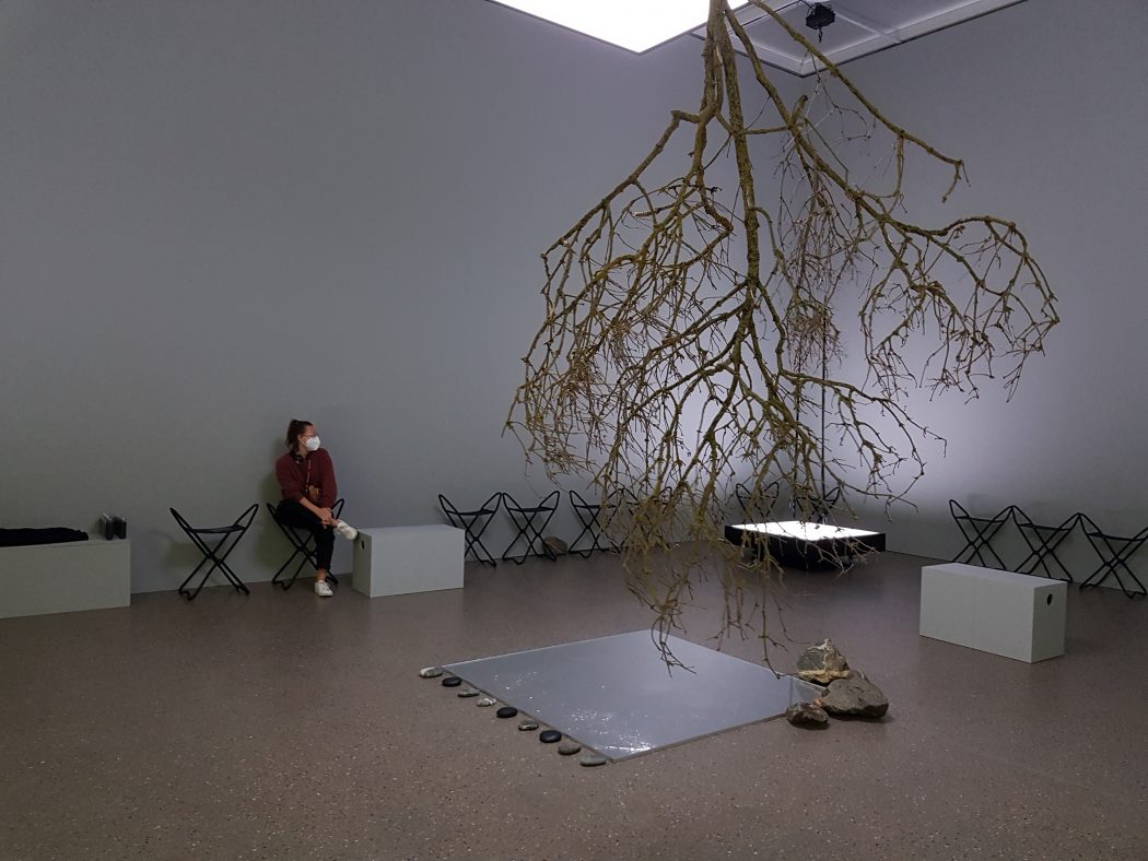 Das Foto zeigt Frauke bei der Performance innerhalb der Ausstellung „Global Groove“ im Museum Folkwang bei der Ruhrtriennale