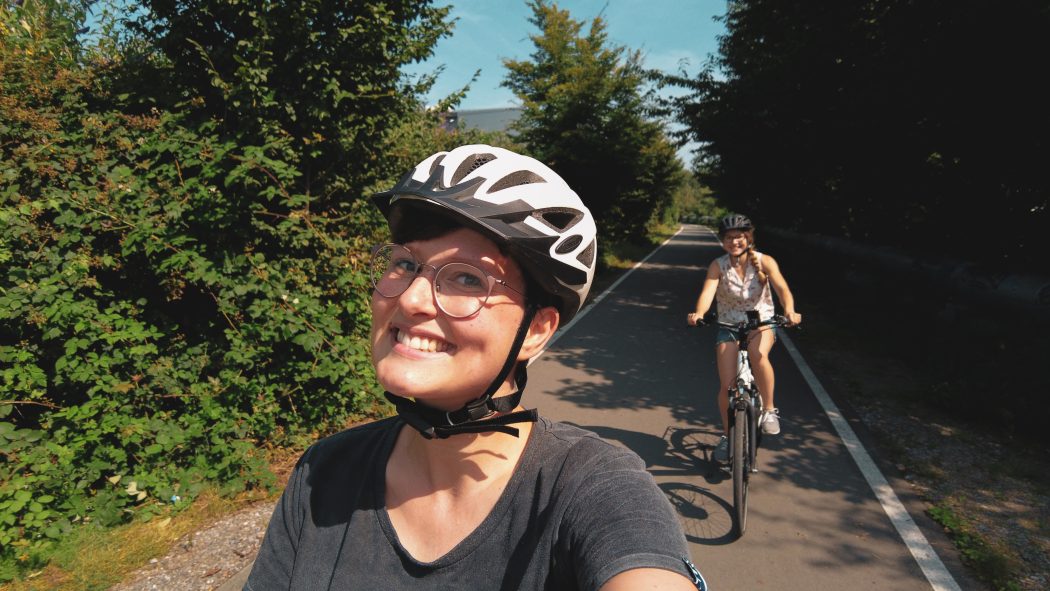 Das Foto zeigt Johanna und Christin auf der Lothringentrasse in Bochum