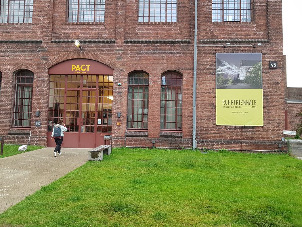 Das Foto zeigt Frauke vorm PACT Zollverein bei der Ruhrtriennale