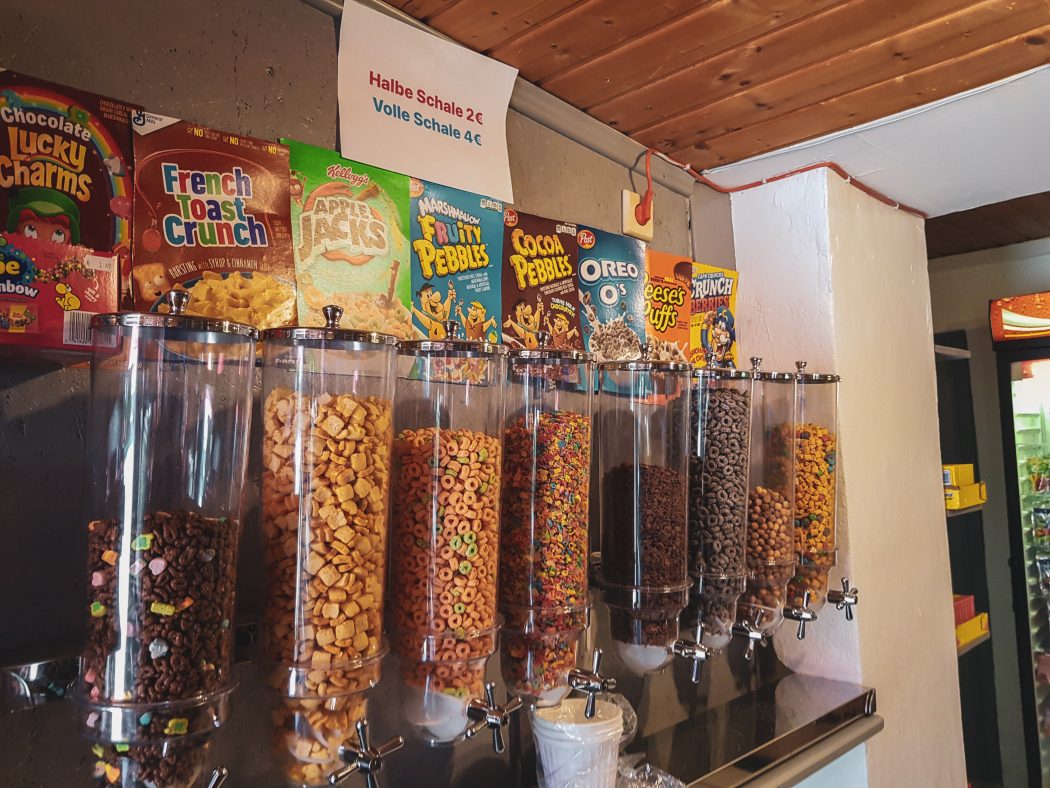 Das Foto zeigt Cornflakes zum Nachfüllen im Kiosk Candy Corner in Bochum