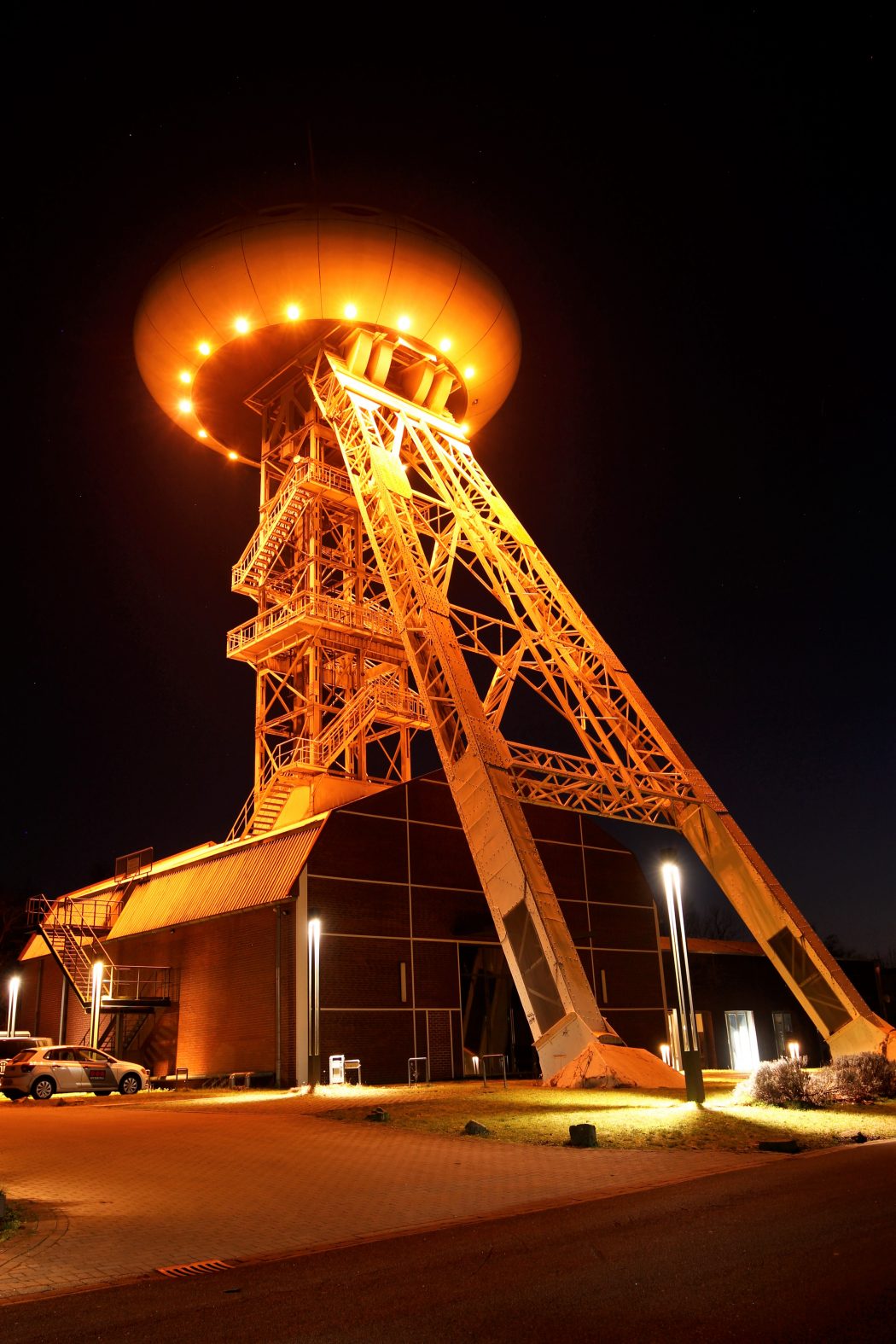 Das Foto zeigt das Colani-Ei in Lünen - einen von zahlreichen Fotospots im Ruhrgebiet bei Nacht