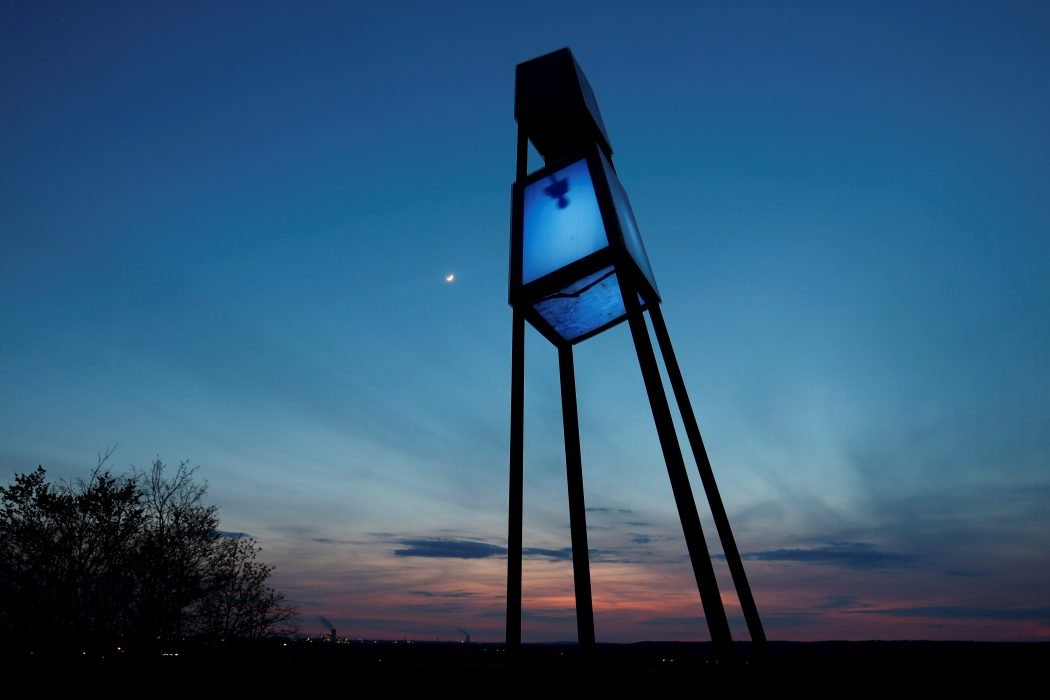 Das Foto zeigt die Halde Großes Holz in Bergkamen - einen von zahlreichen Fotospots im Ruhrgebiet bei Nacht