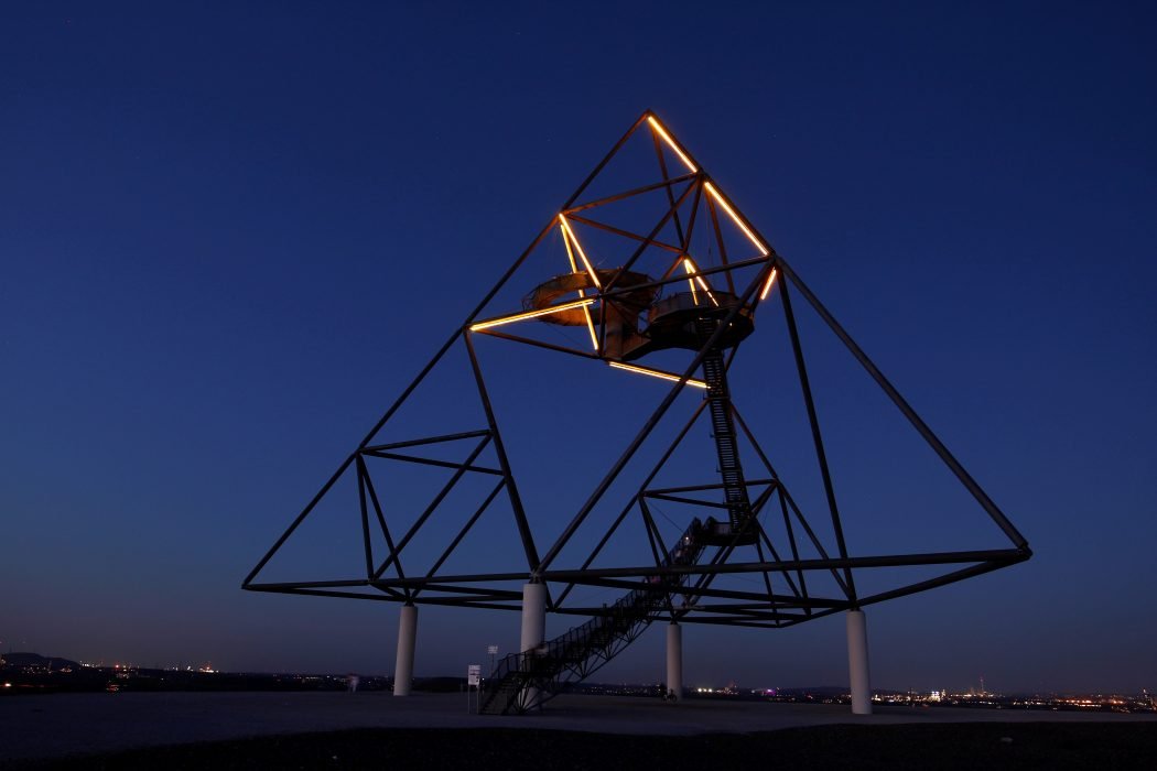 Das Foto zeigt den Tetraeder in Bottrop - einen von zahlreichen Fotospots im Ruhrgebiet bei Nacht