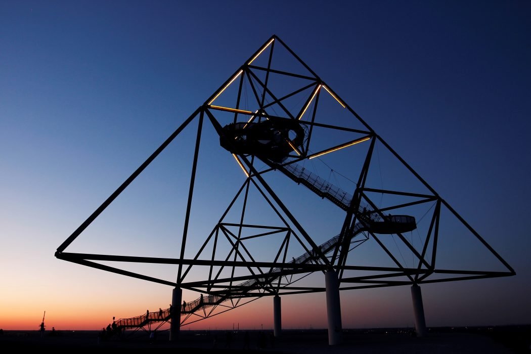 Das Foto zeigt den Tetraeder in Bottrop - einen von zahlreichen Fotospots im Ruhrgebiet bei Nacht