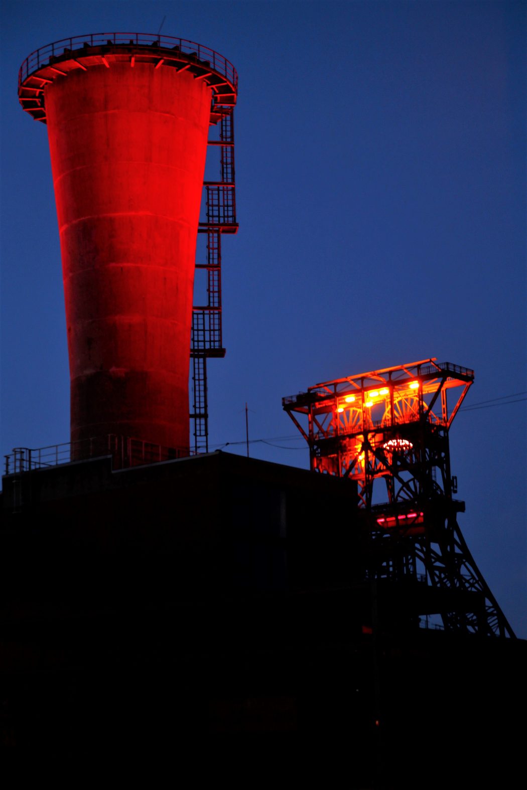 Das Foto zeigt die Zeche Consol in Gelsenkirchen - einen von zahlreichen Fotospots im Ruhrgebiet bei Nacht