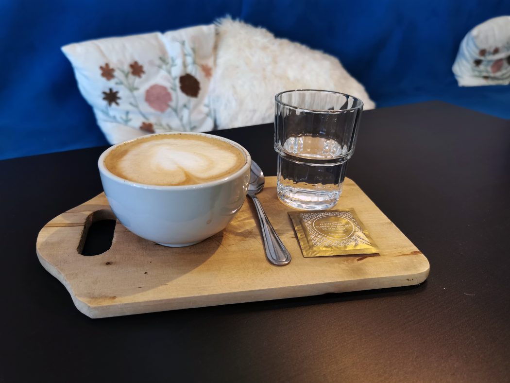 Das Foto zeigt einen Cappuccino in Lulus Coffee Factory – Kaffeerösterei & Café in Sprockhövel