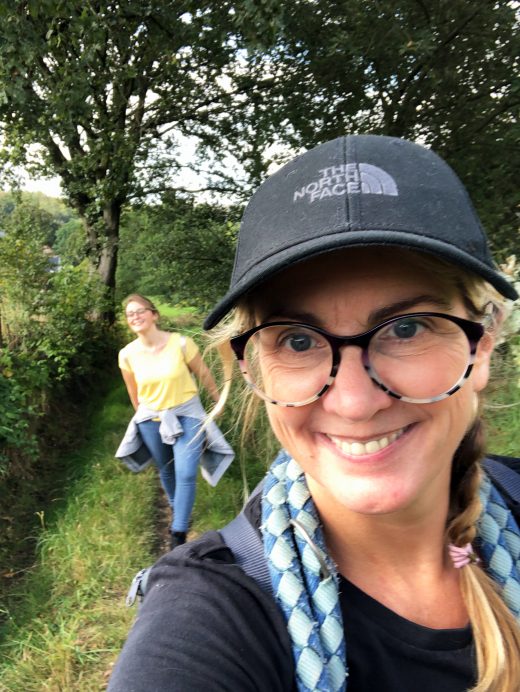 Das Foto zeigt Heike und Katalina bei ihrer Mädelswandeurng von Hattingen nach Sprockhövel