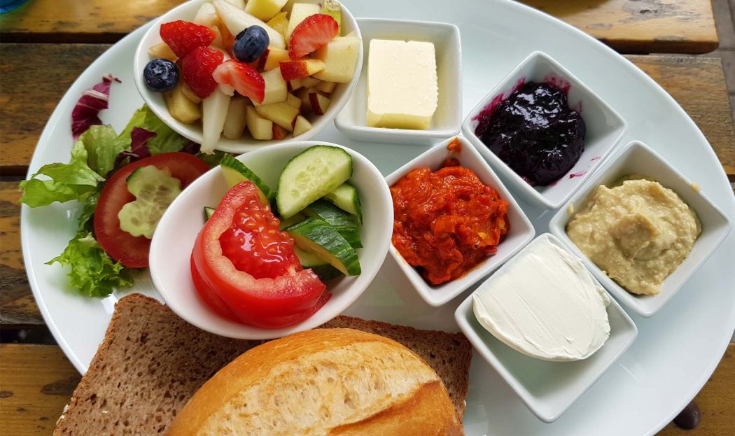 Das Foto zeigt das vegane Frühstück im Café Küchlein in Dortmund