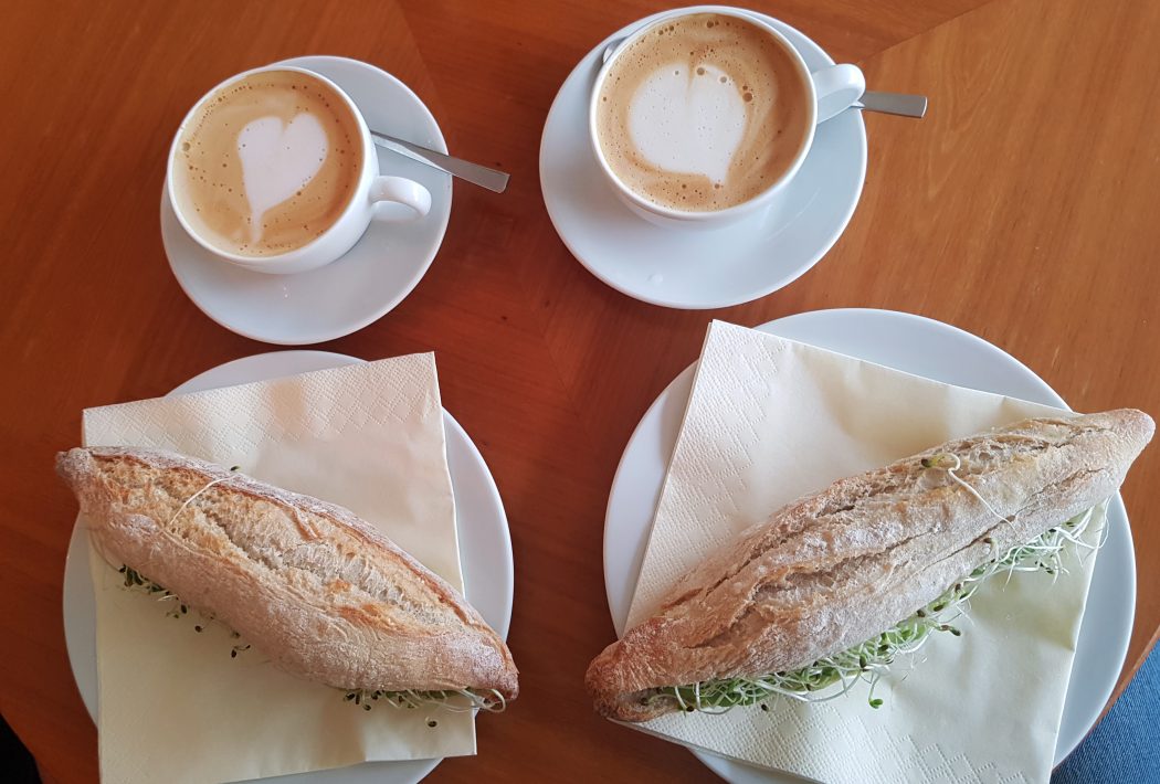 Das Foto zeigt Avocado-Sandwich und Cappuccino im Café Keye in Witten