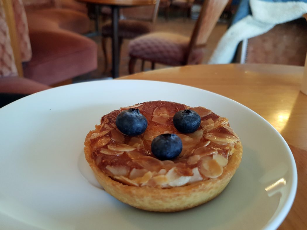 Das Foto zeigt ein Blaubeertörtchen im Café Leye in Witten