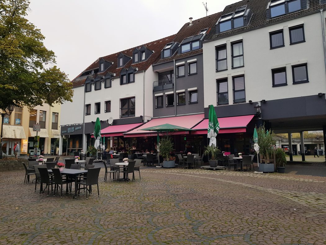 Das Foto zeigt das Café Herrlich auf dem Marktplatz von Schwerte