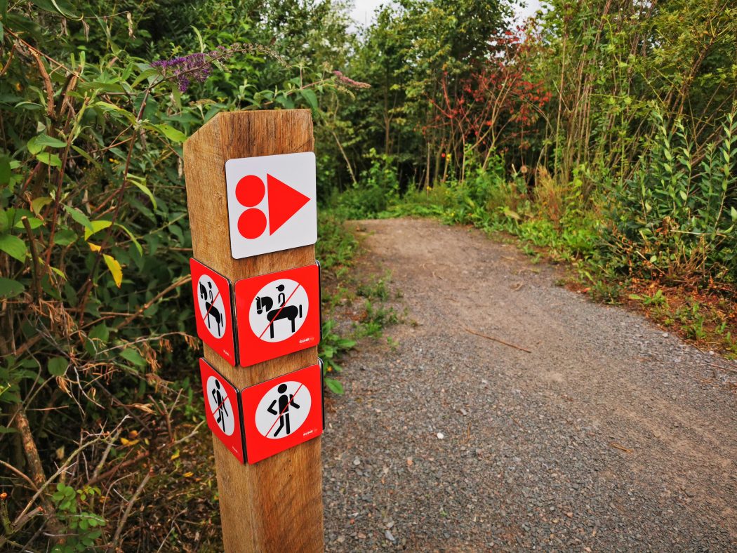 Das Foto zeigt die Beschilderung am Brammen.Trail