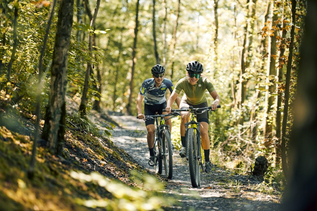 Das Foto zeigt zwei Mountainbiker auf dem Brammen.Trail