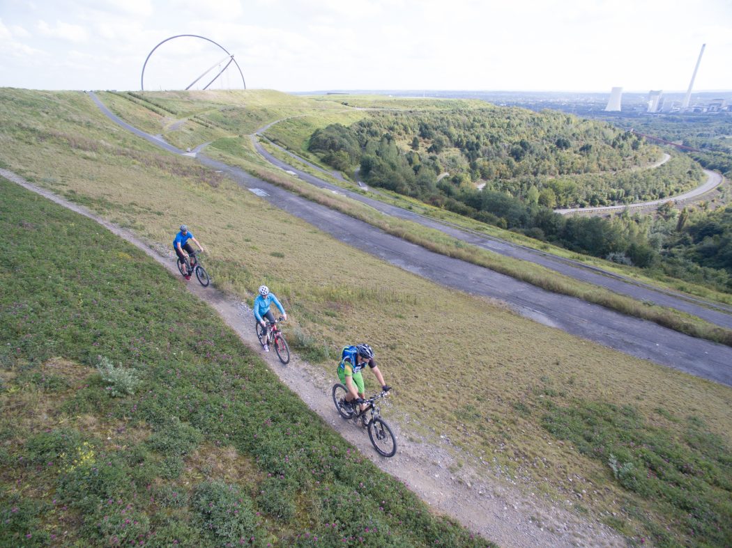 Das Foto zeigt Montainbiker auf dem Croscountry-Trail auf der Halde Hoheward