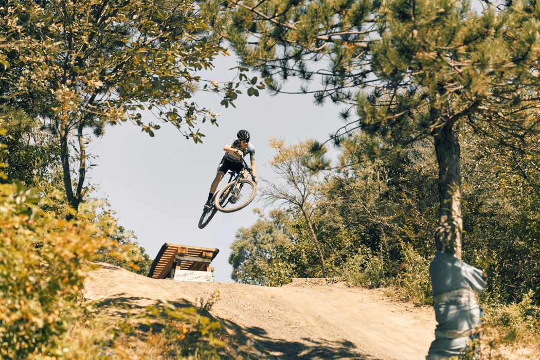 Das Foto zeigt einen Mountainbiker auf der Hühnerleiter auf der Halde Hoppenbruch