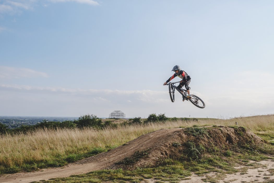 Das Foto zeigt einen Mountainbiker auf dem Sparkassen-Trail auf der Halde Norddeutschland in Neukirchen-Vluyn