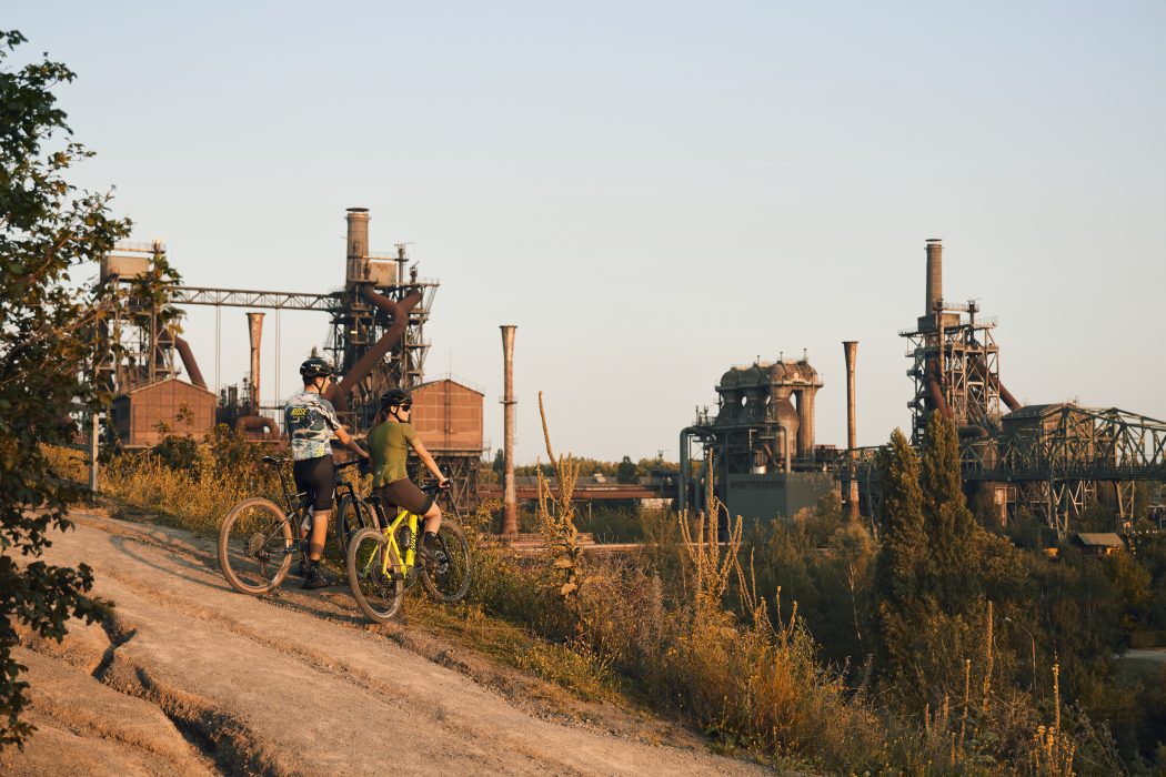 Das Foto zeigt zwei Mountainbiker im Landschaftspark Duisburg-Nord