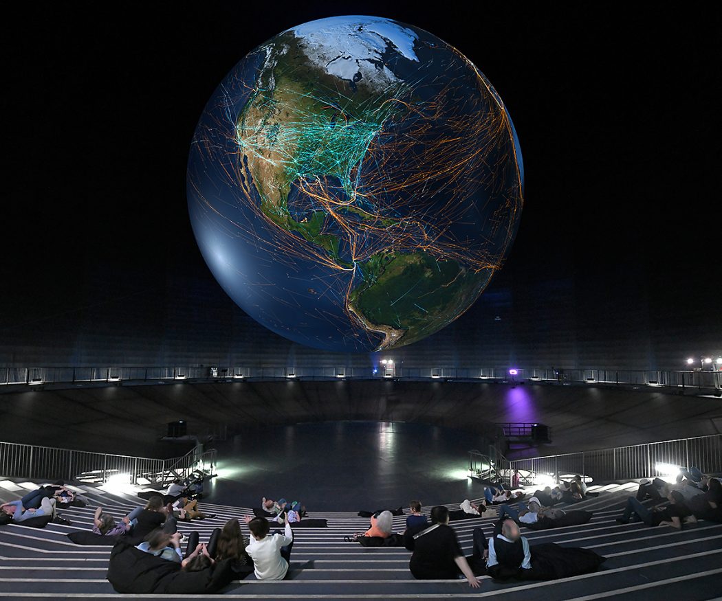 Das Foto zeigt die Installation der Weltkugel in der Ausstellun