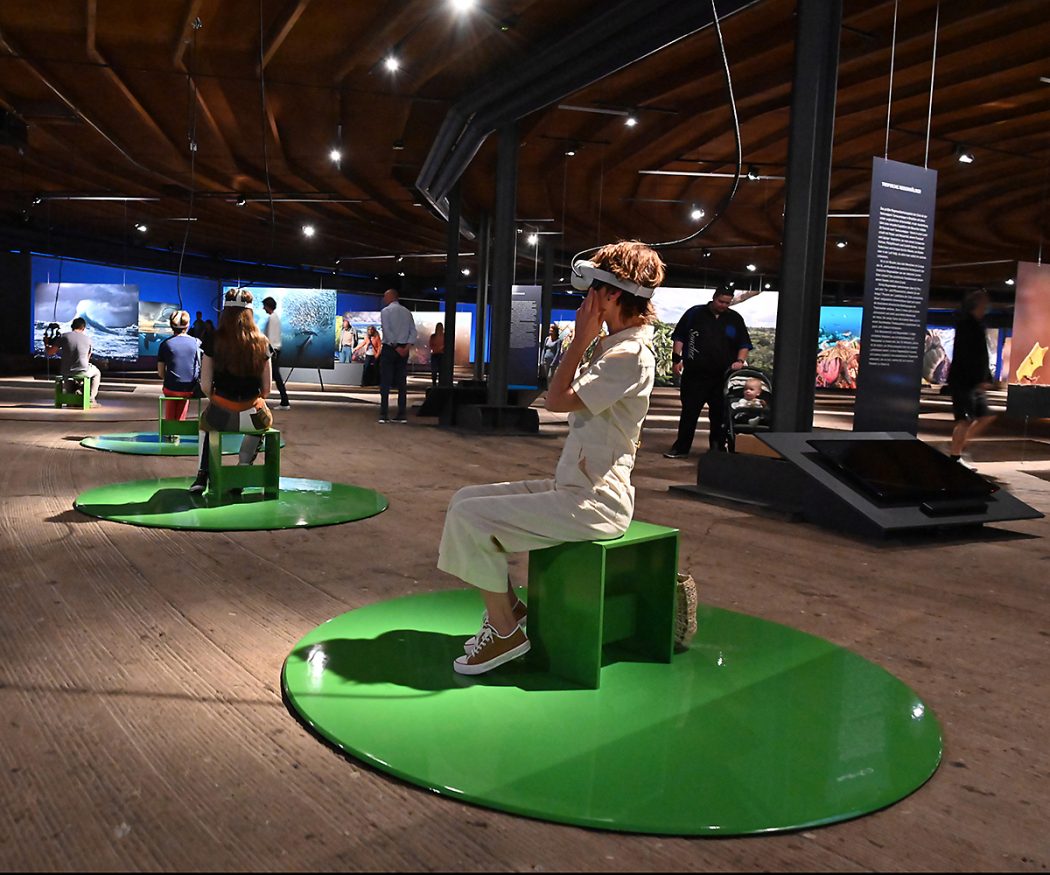 Das Foto zeigt Besucher des Gasometers Oberhausen mit VR-Brille in der Ausstellun "Das zerbrechliche Paradies"