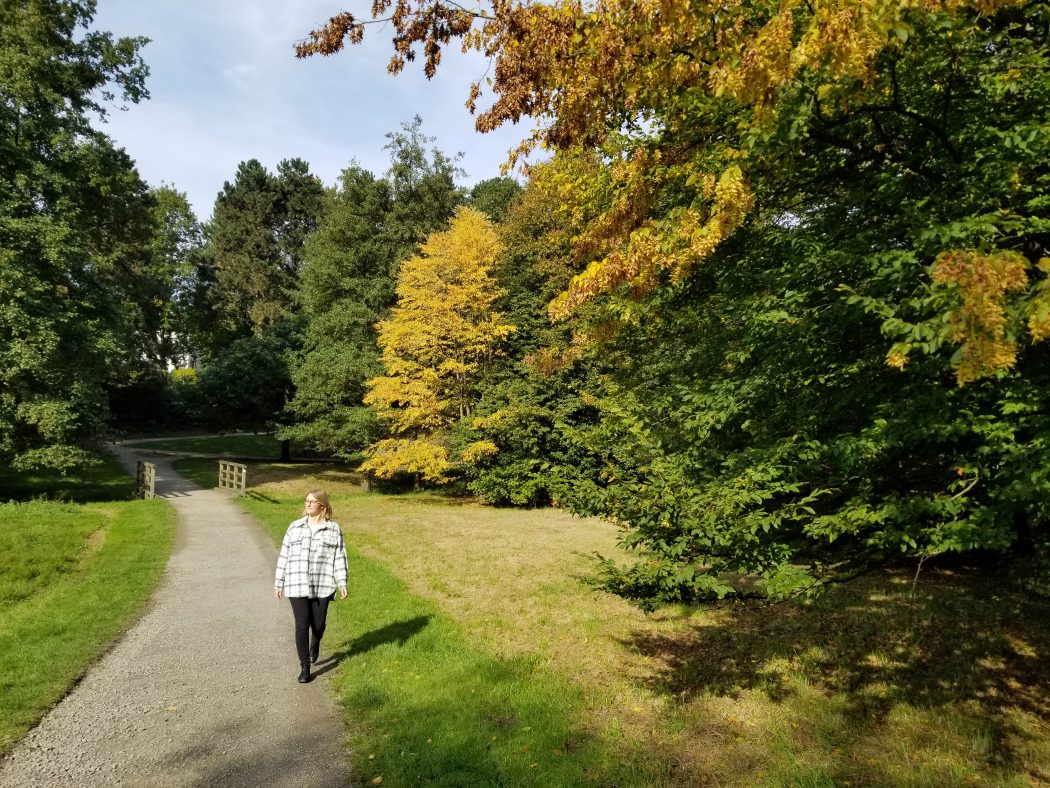 Das Foto zeigt Katalina bei einem Spaziergang durchs Wiesental in Bochum
