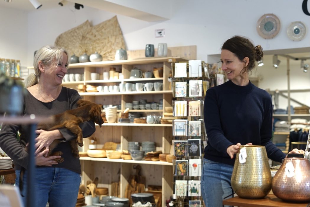 Das Foto zeigt Meike, Ilka und Dackel Lilo vom cob Concept Store in Essen-Rüttenscheid