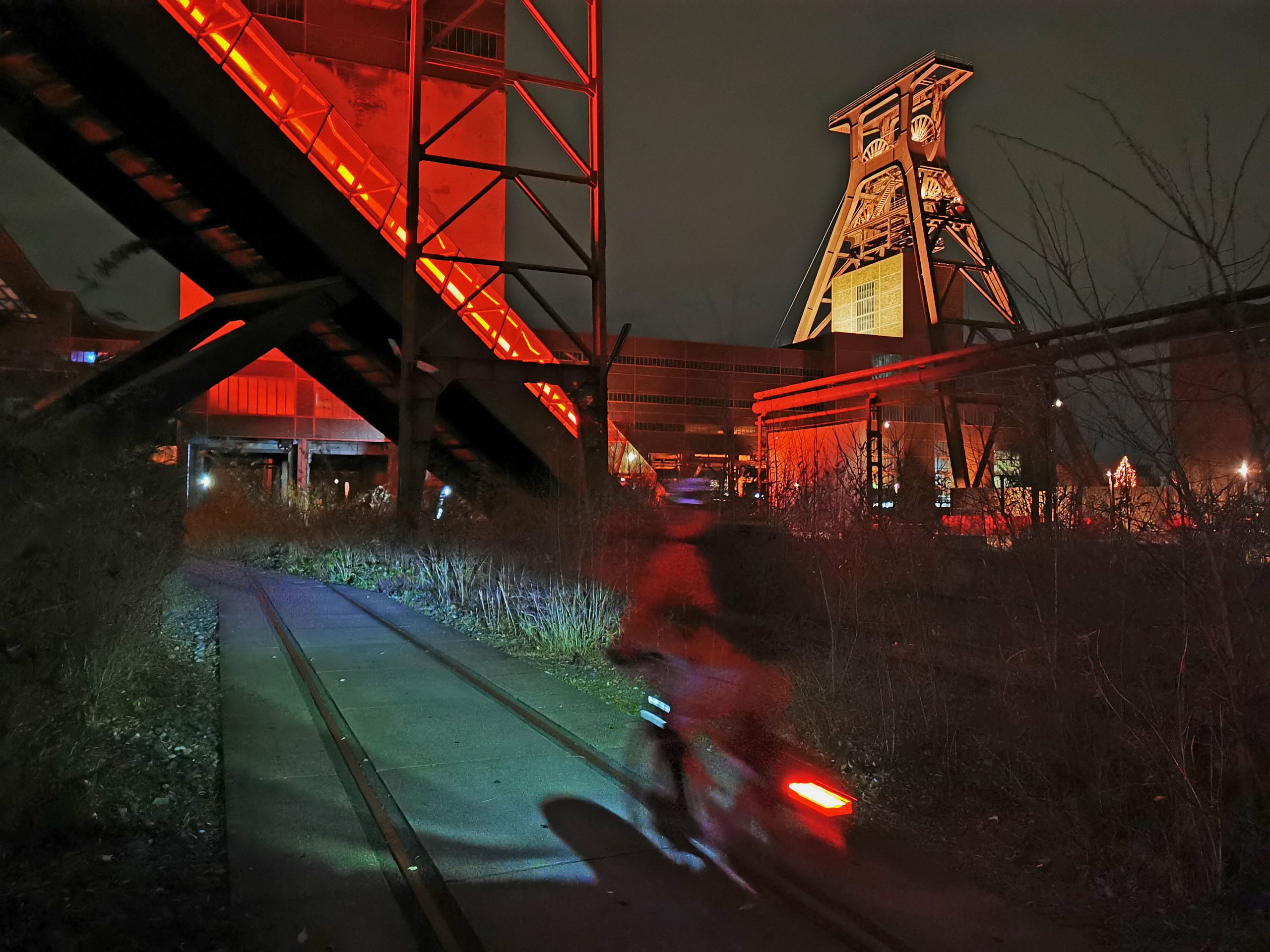 Das Foto zeigt einen Radfahrer bei einem Nightride durchs Ruhrgebiet auf dem Gelände der Zeche Zollverein