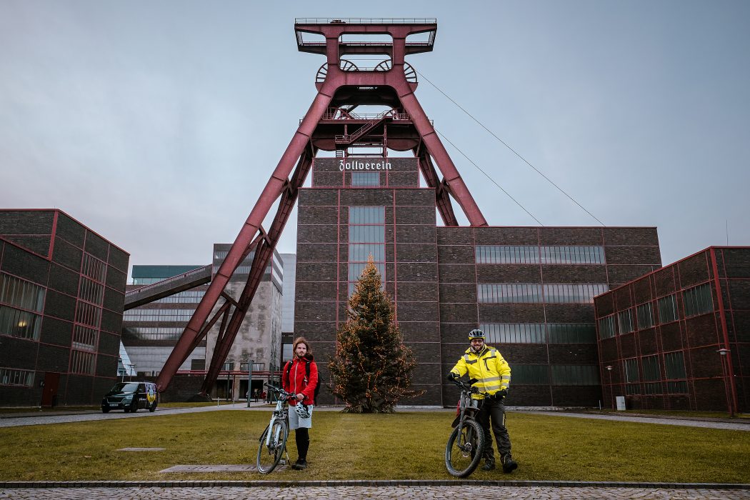 Das Bild zeigt Jochen und Pascal vor dem Doppelbock Zollverein