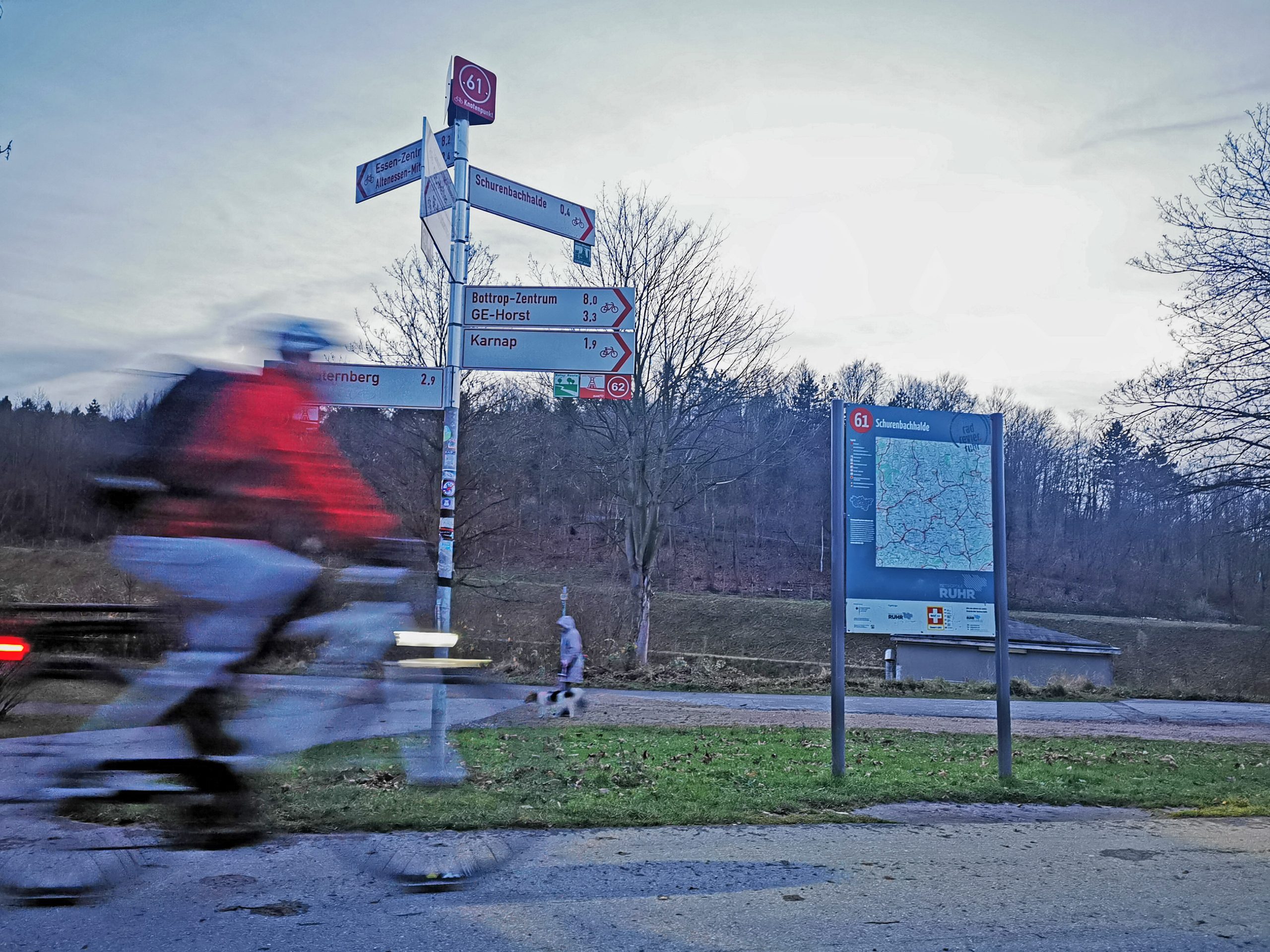 Das Bild zeigt ein Fahrrad vor dem Knotenpunkt der Schurenbachhalde