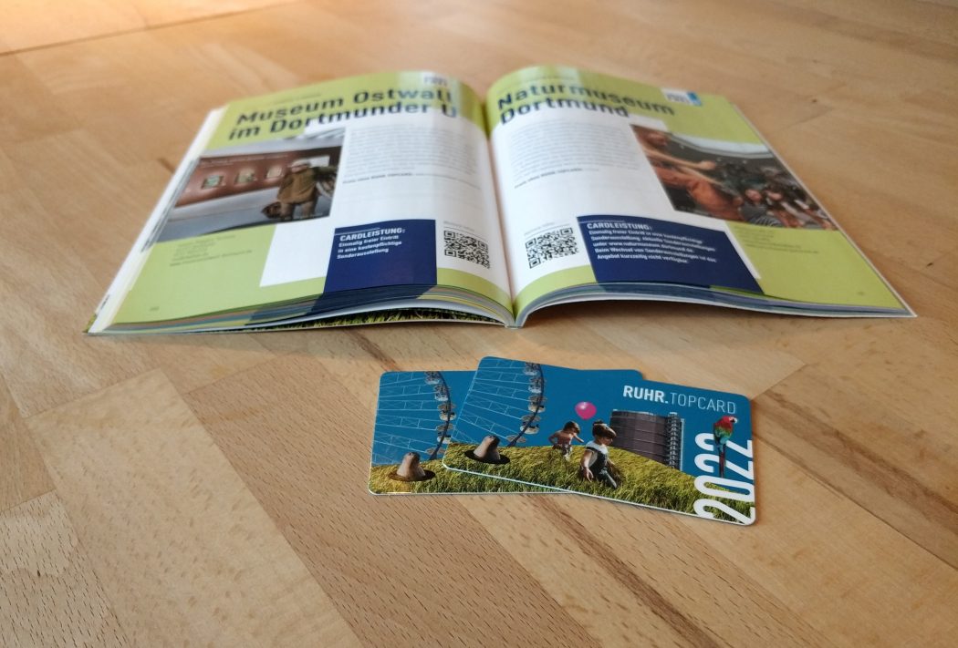Das Foto zeigt die RUHR.TOPCARD 2022 samt Erlebnisführer