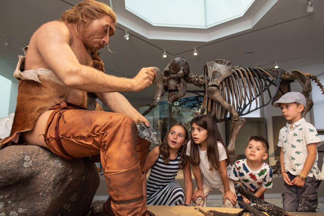 Das Foto zeigt einen lebensgroßen Neanderthaler im Naturkundemuseum Dortmund